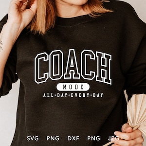 Coach SVG, DXF, PNG, Jpg, Eps, Silhouette Cricut d’entraîneur universitaire arqué, Sublimation de chemise d’entraîneur à la mode, Fichier de coupe de cadeau d’appréciation d’entraîneur