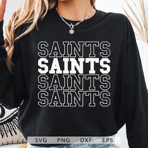 Puede incluir: Sudadera negra con la palabra "SAINTS" repetida cuatro veces en blanco, con una fuente de estilo universitario. La sudadera de manga larga tiene cuello redondo. Los tipos de archivo SVG, PNG, DXF y EPS se muestran en la parte inferior.
