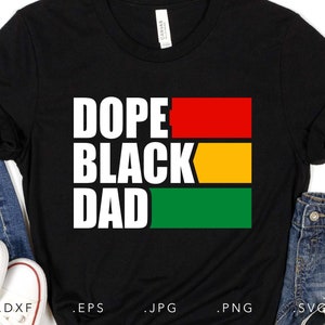 Puede incluir: Camiseta negra con el texto "Dope Black Dad" en letras blancas. El texto está superpuesto a un diseño de rayas rojas, amarillas y verdes.