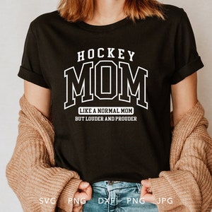 Hockey maman SVG, DXF, PNG, Jpg, Eps, police universitaire arquée Design en sublimation de maman de hockey, hockey maman fort et fier Cricut
