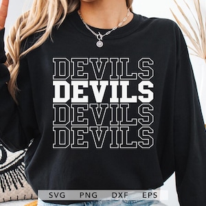 Puede incluir: Sudadera negra con la palabra "DEVILS" apilada cuatro veces en una fuente blanca de estilo universitario. La palabra "DEVILS" del medio está en negrita, fuente blanca sólida. La sudadera tiene mangas largas.