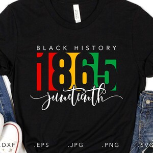 Puede incluir: Camiseta negra con el texto "Black History 1865 Juneteenth" en rojo, amarillo y verde.