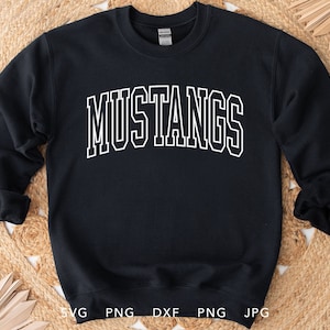 Op de afbeelding: Zwart sweatshirt met witte tekst die "MUSTANGS" in een bloklettertype leest.