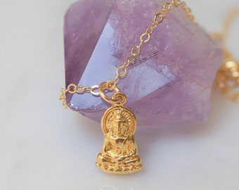 Rempli d'or 14 carats Bouddha | Pendentif en or vermeil | Collier superposé | Charm Bouddha de méditation yoga assis