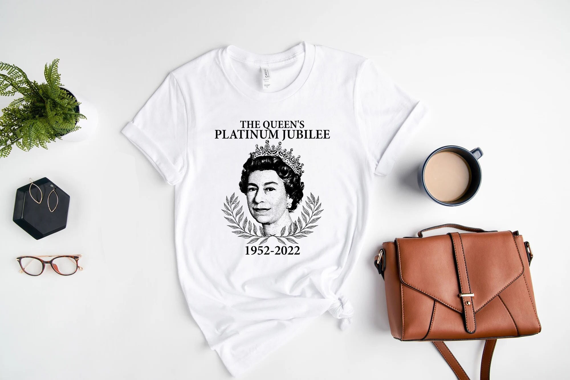 Discover Platinum Jubilee 2022 Queen Elizabeth II T-Shirt