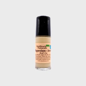 Pu&ograve; includere: Un flacone roll-on di olio di magnesio e arnica. Il flacone &egrave; etichettato "Park Bench Naturals Magnesium + Arnica Roll-On". Gli ingredienti sono elencati sull'etichetta: cloruro di magnesio, olio di argan, olio d'oliva, menthane, olio di ricino, olio di vitamina E, olio essenziale di menta piperita, cera d'api, glicerina plus, estratti di arnica. L'indirizzo del sito web &egrave; www.LotionStones.com.
