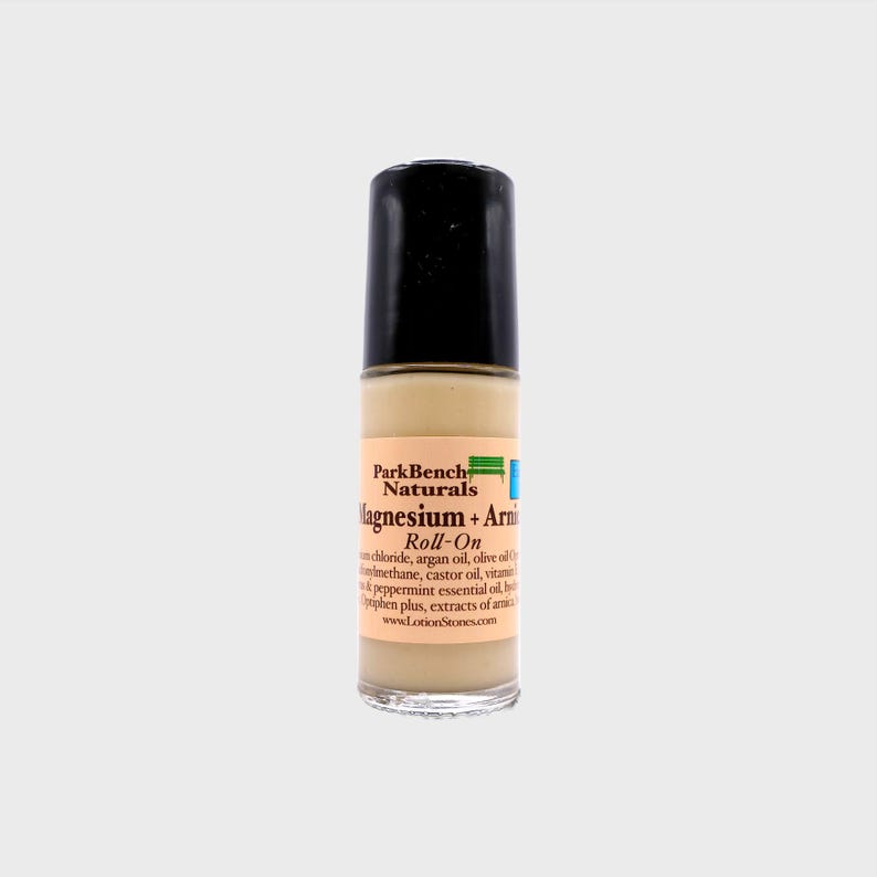 Pu&ograve; includere: Un flacone roll-on di olio di magnesio e arnica. Il flacone &egrave; etichettato "Park Bench Naturals Magnesium + Arnica Roll-On". Gli ingredienti sono elencati sull'etichetta: cloruro di magnesio, olio di argan, olio d'oliva, menthane, olio di ricino, olio di vitamina E, olio essenziale di menta piperita, cera d'api, glicerina plus, estratti di arnica. L'indirizzo del sito web &egrave; www.LotionStones.com.