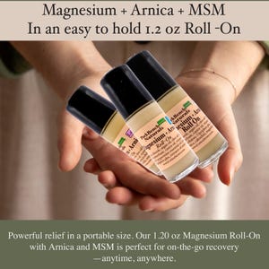 Pu&ograve; includere: Tre flaconi roll-on da 1,2 once di sollievo dal dolore topico con magnesio, arnica e MSM. Le bottiglie sono etichettate "Park Bench Naturals Magnesium + Arnica Roll-On".