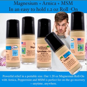 Pu&ograve; includere: Quattro flaconi roll-on marroni con etichette bianche. Le etichette riportano il testo "Magnesium + Arnica + MSM Roll-On" e "Eucalyptus Mint". I flaconi sono su una superficie bianca. I flaconi sono da 1,2 oz.