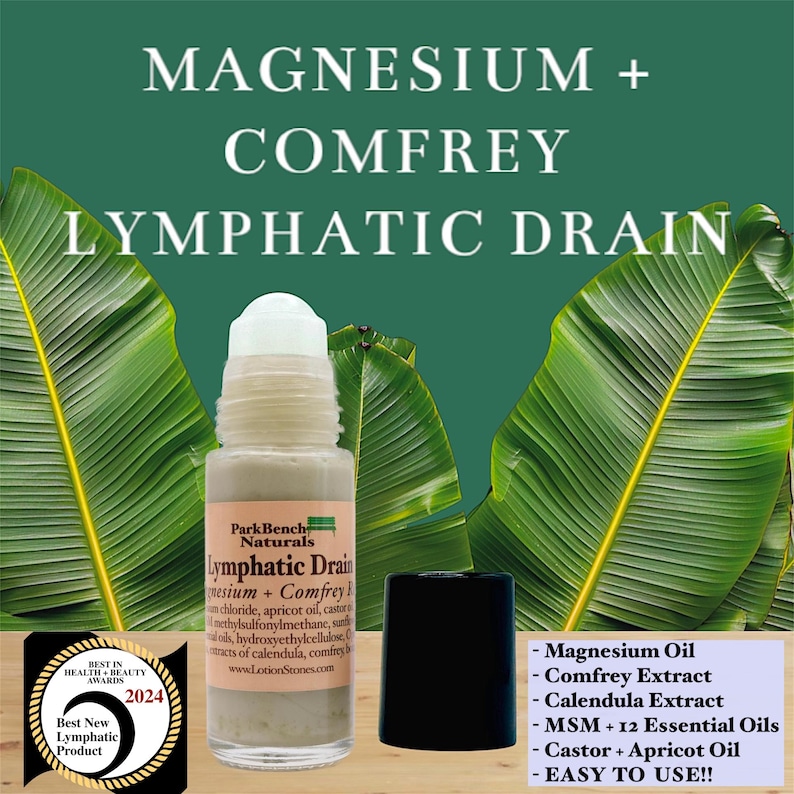 Pu&ograve; includere: Un flacone di vetro trasparente con rullo, con un'etichetta bianca che recita "Park Bench Naturals Lymphatic Drain Magnesium + Comfrey". Il flacone &egrave; appoggiato su una superficie di legno con foglie verdi sullo sfondo. Il flacone &egrave; accanto a un tappo nero. Un adesivo premio dorato con il testo "Best in Health & Beauty Awards Best New Lymphatic Product 2024" si trova nell'angolo inferiore sinistro dell'immagine. Una casella di testo bianca con un contorno nero elenca gli ingredienti: "Magnesium Oil, Comfrey Extract, Calendula Extract, MSM + 12 Essential Oils, Castor + Apricot Oil, EASY TO USE!!"
