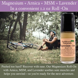 Pu&ograve; includere: Un flacone roll-on da 35 ml di miscela di olio essenziale di magnesio, arnica, MSM e lavanda. La bottiglia &egrave; etichettata "Park Bench Naturals Magnesium + Arnica Roll-On". L'immagine mostra una persona seduta a terra con una bicicletta nelle vicinanze. Il testo "Pushed too hard? Recover with ease. Our Magnesium Roll-On with Arnica, MSM, and Lavender soothes sore muscles and helps you unwind - so you're ready for the next adventure." &egrave; in basso nell'immagine.