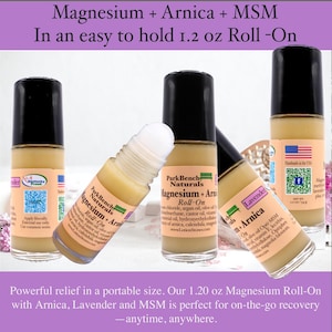 Pu&ograve; includere: Quattro flaconi da 1,2 once di miscela di olio essenziale di magnesio, arnica e MSM in formato roll-on. I flaconi sono etichettati "Park Bench Naturals" e sono dotati di un applicatore roll-on bianco. I flaconi sono su uno sfondo rosa e bianco.