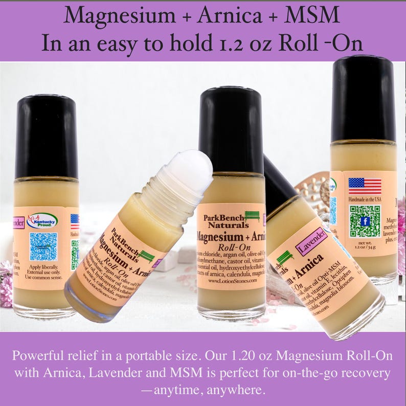 Pu&ograve; includere: Quattro flaconi da 1,2 once di miscela di olio essenziale di magnesio, arnica e MSM in formato roll-on. I flaconi sono etichettati "Park Bench Naturals" e sono dotati di un applicatore roll-on bianco. I flaconi sono su uno sfondo rosa e bianco.