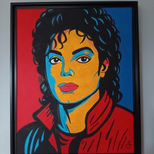 Puede incluir: Retrato de Michael Jackson al estilo pop art en un marco negro. La obra presenta una paleta de colores vibrantes con un fondo rojo y azul. El retrato destaca el rostro del cantante con tonos amarillos, azules y rojos.