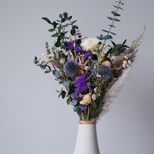 Ramo de flores secas de lavanda y lila, elegante decoración para el hogar.