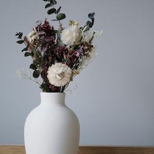 Ramo de orquídeas y amatistas: un elegante arreglo floral, un regalo especial