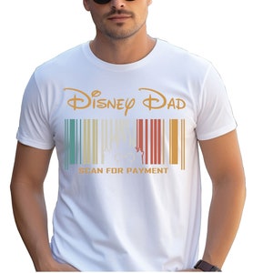 Pode incluir: Camiseta branca com um gr&aacute;fico de estilo vintage que diz "Disney Dad" com um c&oacute;digo de barras e o texto "Scan for Payment".