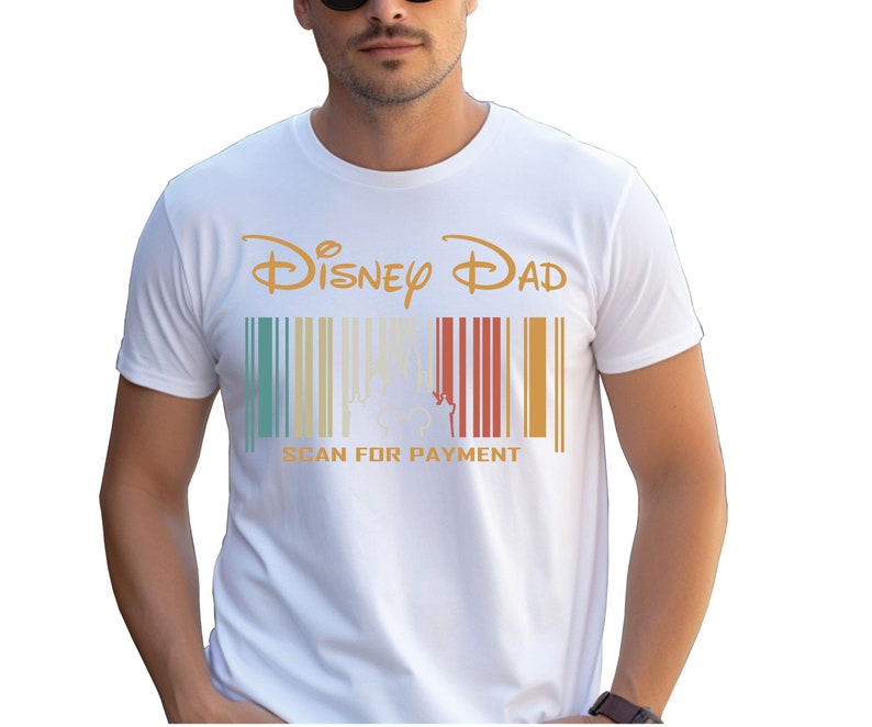 Pode incluir: Camiseta branca com um gr&aacute;fico de estilo vintage que diz "Disney Dad" com um c&oacute;digo de barras e o texto "Scan for Payment".