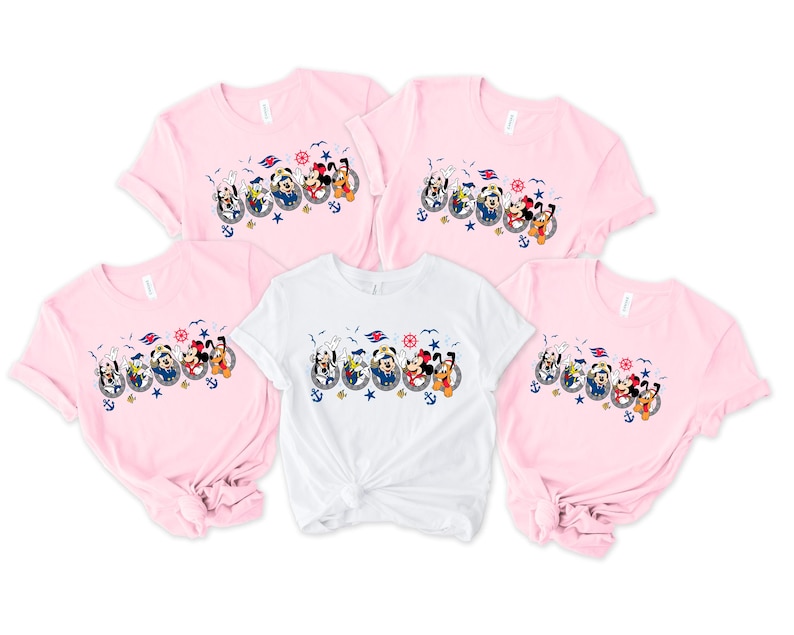 Pu&ograve; includere: Cinque magliette a maniche corte rosa e bianche. Ogni maglietta presenta una grafica a cartoni animati dei personaggi Disney in abbigliamento nautico, tra cui Topolino e Minnie, Paperino e Pippo, con ancore e un timone.