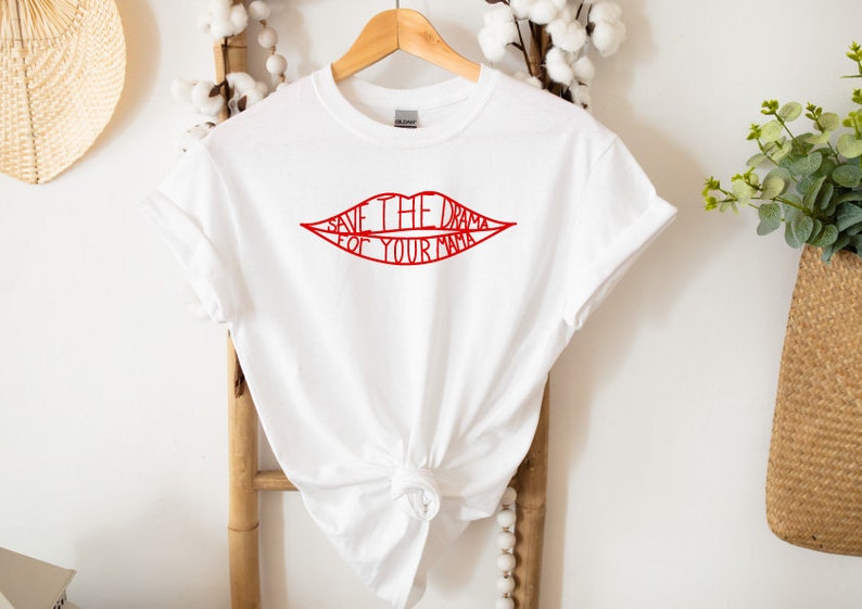 Op de afbeelding: Wit T-shirt met een rode afbeelding van een mond met de tekst "Save the drama for your mama" erin.