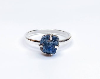 Anello con zaffiro blu grezzo