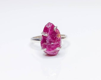 Anillo de rubí en bruto, piedra natal
