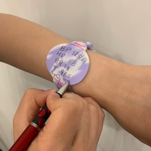 Löschbarer Silikon Krankenschwester Armband Notizblock: Geschenk für das medizinische Personal