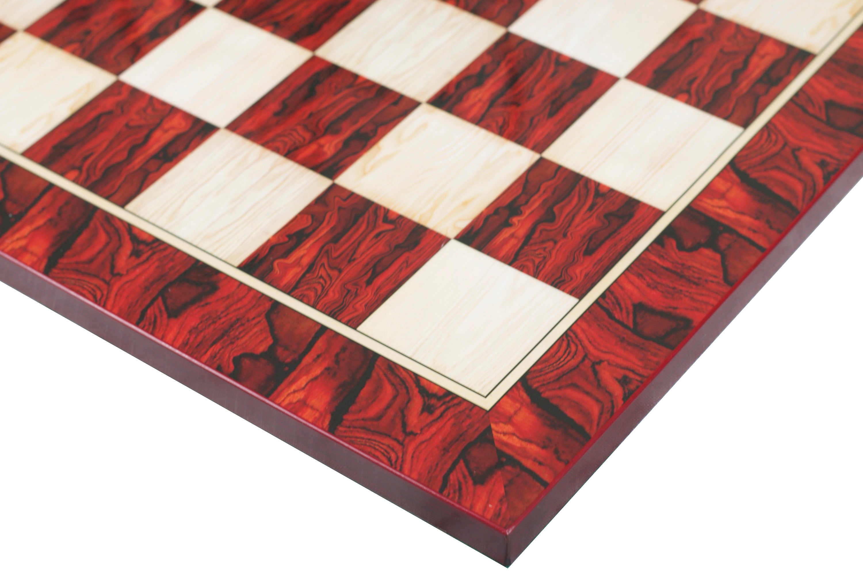 Scacchiera di lusso in legno quadrata handmade con pezzi in ottone e design inciso Scacchiera di lusso in legno quadrata handmade con pezzi in ottone e design inciso