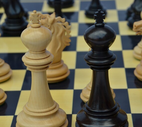 Regal Series Luxury Staunton 4 Chess Set in Ebony wood – Staunton Castle
