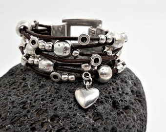 Flertrådigt läderarmband, silverfärgad hjärtberlock, pärlmanschett