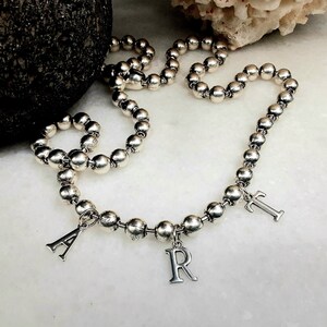 Collar con dije de letras de cadena de bolas gruesas de plata, colgante de letras grabadas suaves de arte para mujer, gargantilla de cadena apilable moderna, regalo de navidad