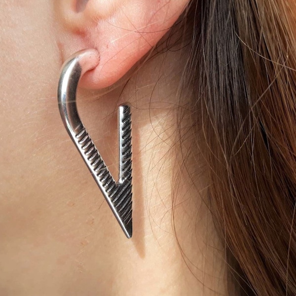 Edgy triangle silver earrings, sharp womens stud earrings, rock style spiked engraved triangle earrings, urban pointy earrings, Xmas gift