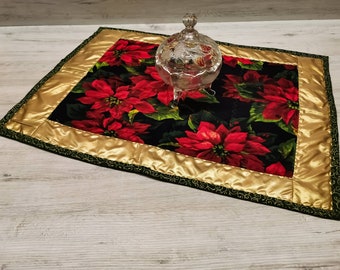Corredor navideño, Corredor navideño, Topper de mesa, Flor roja, Verde, Dorado metálico, Acolchado, Alta calidad, Hecho a mano, 28x22 pulgadas, 68x54 cm