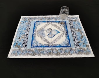 Weihnachts-Tischset, Weiß, Blau, Silber Metallic, gestepptes Tischset, Geschenkidee, Set 4 Stück Größe 15x18''