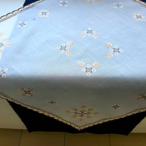 Weiße Tischdecke, bestickte Tischdecke, Tafelaufsatz, Tischdekoration, Küchendekoration, Gartenparty, 34 x 34 Zoll, 85 x 85 cm