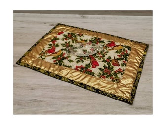 Camino navideño, Topper de mesa, Acolchado, Tela metálica dorada, Algodón floral navideño, Alta calidad, Hecho a mano, Regalo, 14x20 pulgadas, 50x35 cm