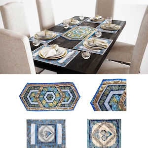 Könnte beinhalten: Ein Set aus blauen und goldenen Tischdecken mit geometrischem Muster. Das Set beinhaltet einen Tischläufer, Platzsets und Servietten. Die Tischdecken sind aus einem weichen, strapazierfähigen Stoff gefertigt und perfekt, um jedem Esstisch einen Hauch von Eleganz zu verleihen.