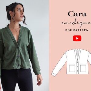 Op de afbeelding: Een groene cardigan met een V-hals en knoopsluiting. De cardigan heeft lange mouwen en een getailleerde lengte. De afbeelding toont ook een lijntekening van de cardigan met zakken.