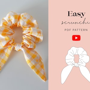Può includere: Un elastico per capelli in vichy giallo e bianco con un fiocco. Lo scrunchie ha un motivo floreale con piccoli fiori bianchi. Il testo "Easy scrunchie PDF PATTERN" è sul lato destro dell'immagine.