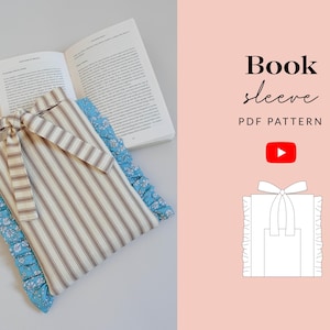 Może przedstawiać: Etui na książkę w paski w kolorze beżowym i brązowym, z niebieskim kwiatowym falbaną i pasującą kokardą. Tekst "Book sleeve PDF pattern" jest wyświetlany na różowym tle.