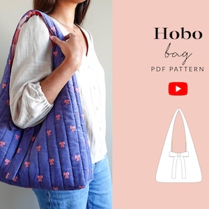 Może przedstawiać: Niebieska pikowana torba hobo z różowymi motywami kokardek, noszona na ramieniu. Wnętrze torby to kontrastujący różowo-czerwony wzór w kratę. Tekst na zdjęciu brzmi "Hobo bag PDF PATTERN".