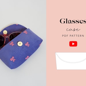 Puede incluir: Un estuche azul para gafas con un patrón de lazo rosa, que contiene gafas de sol rosas. El estuche tiene un cierre magnético. El texto a la derecha dice "Glasses case PDF PATTERN".
