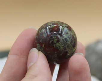 Mini sphère en pierre naturelle semi precieuse d'Héliotrope ou d'Unakite