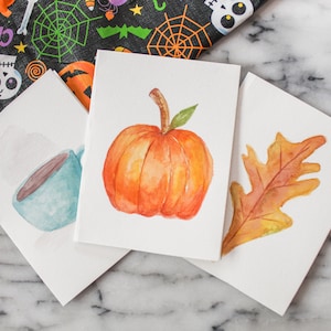 Conjunto de 3 cartões personalizados com tema de outono pintados à mão em aquarela em branco, cartões fofos de outono, folha de outono de abóbora e xícara de chá