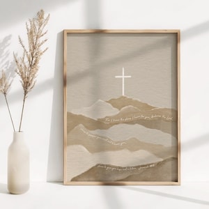 Puede incluir: Una impresión acuarela beige y marrón con una cruz blanca en la cima de una cordillera. La impresión presenta el texto "Porque yo sé los planes que tengo para vosotros, declara Jehová, planes de bienestar y no de calamidad, para daros un futuro y una esperanza." - Jeremías 29:11