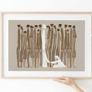 Può includere: Un dipinto ad acquerello di un gruppo di persone in piedi in fila. Una persona vestita di bianco si trova al centro della fila. Una persona vestita di bianco è inginocchiata ai piedi della persona vestita di bianco. Lo sfondo è di colore marrone chiaro.