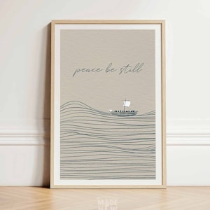 Op de afbeelding: Een beige printbare kunstprint met een minimalistische illustratie van een boot op een golvende zee. De tekst "peace be still" is bovenaan de print in cursief geschreven.