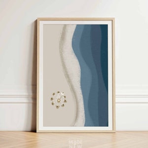 Puede incluir: Impresión de arte abstracto con un fondo beige y un diseño de onda azul. La onda está compuesta por diferentes tonos de azul, y hay un pequeño círculo dorado en el centro de la impresión.