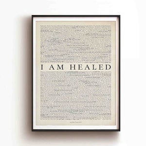 Peut inclure: Une impression en noir et blanc d'un verset biblique avec le texte "JE SUIS GUÉRI" en grandes lettres audacieuses. Le verset est tiré de la Nouvelle Traduction Vivante (NTV) et comprend un passage sur la guérison des gens par Jésus.