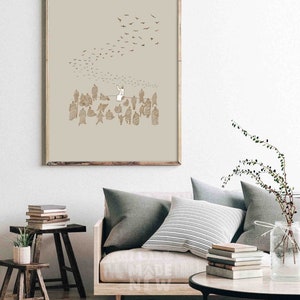 Pode incluir: Uma impress&atilde;o emoldurada de um desenho de linha minimalista em marrom sobre um fundo bege. O desenho representa uma pessoa em p&eacute; na frente de uma multid&atilde;o de pessoas com p&aacute;ssaros voando acima deles.